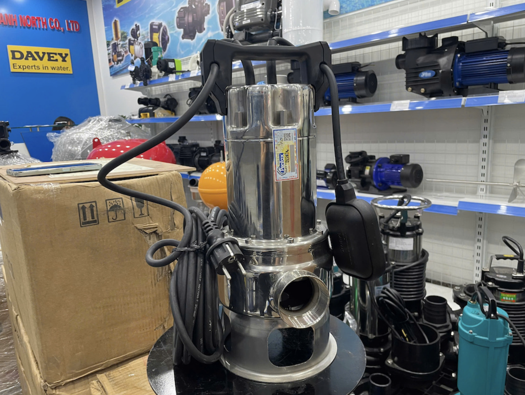 Các ứng dụng thực tế của bơm chìm Pentax trong môi trường nhà máy.